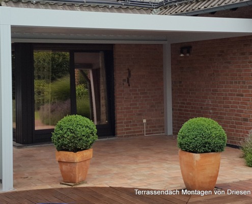 terrassenberdachung_lamellendach_zipmarkisen_wind_und_regenschutz